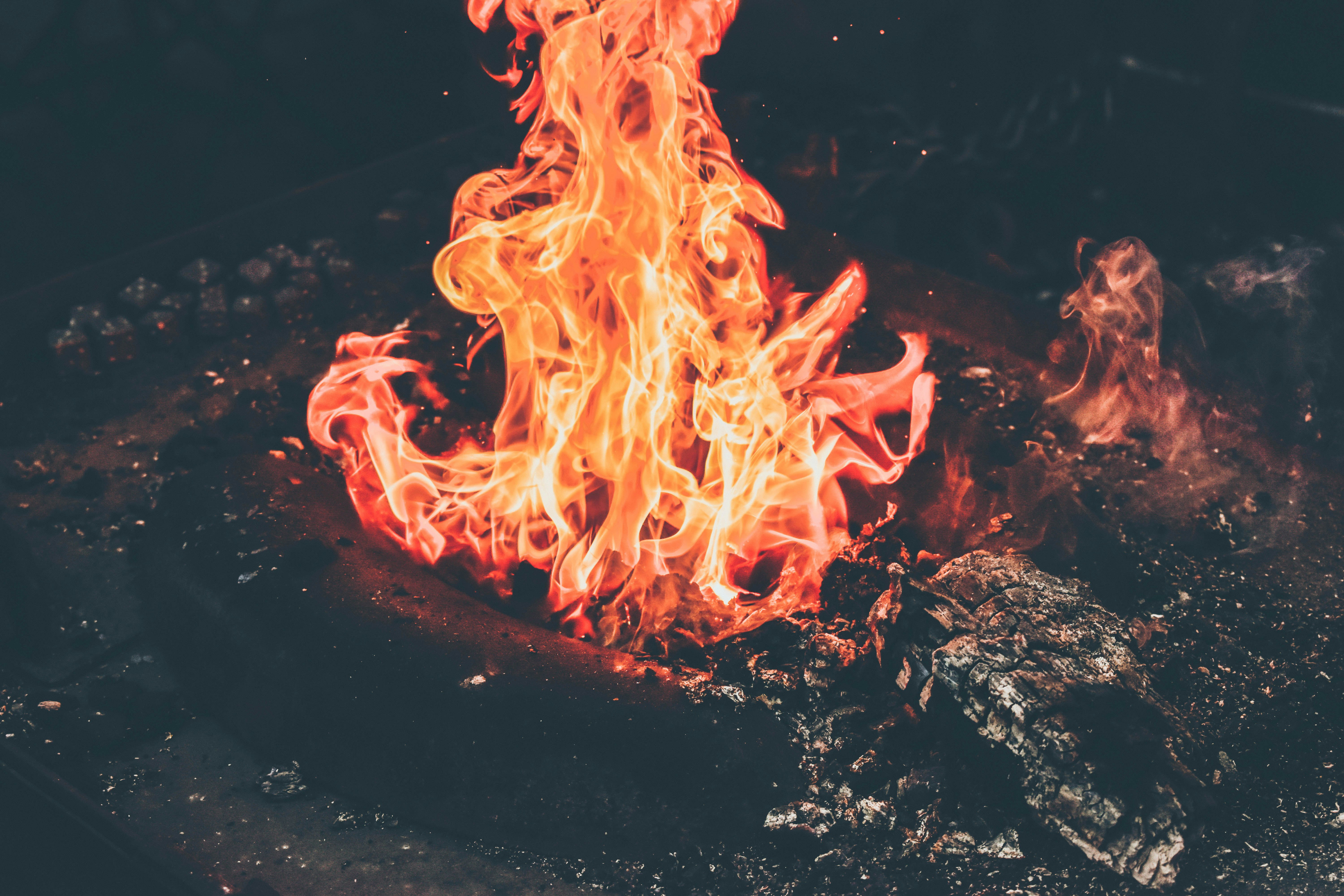 close-up photography of bonfire